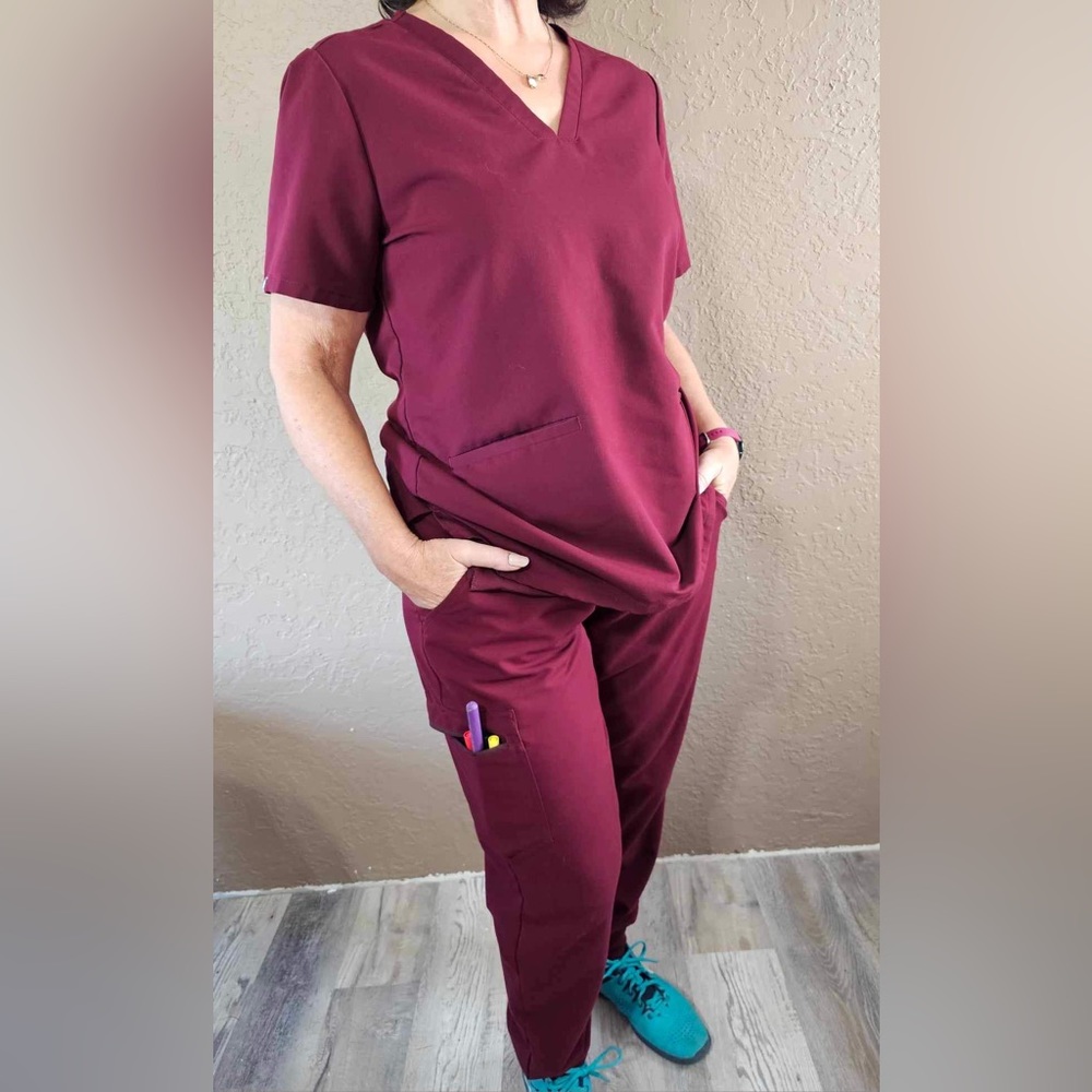 Burgundy Figs Scrub top and bottoms sz large EUC